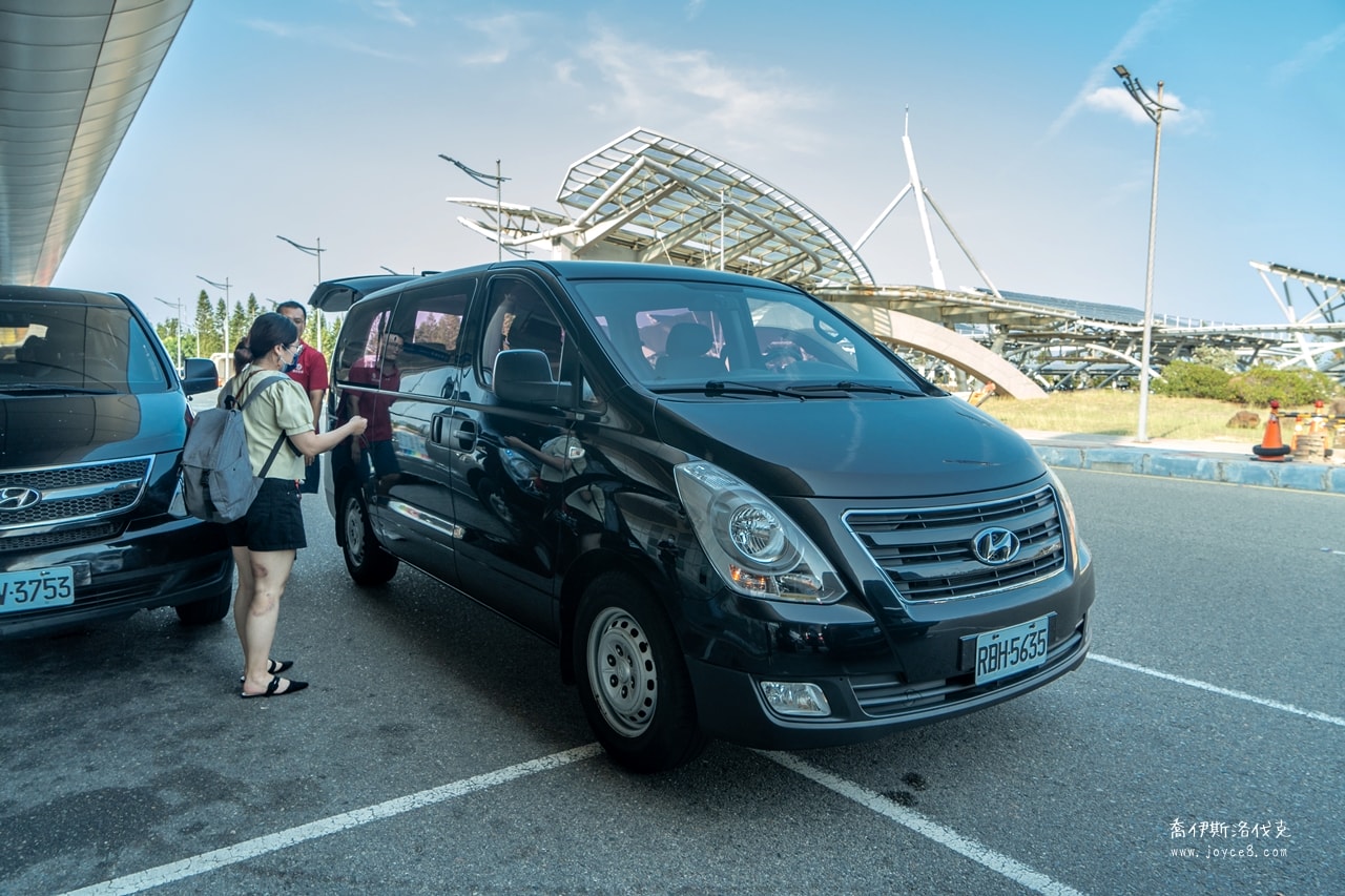 澎湖租車推薦|博明租車評價,全車都有手機支架、機場徒步可到 - 第2張圖 博明租車機場接送,抵達門口