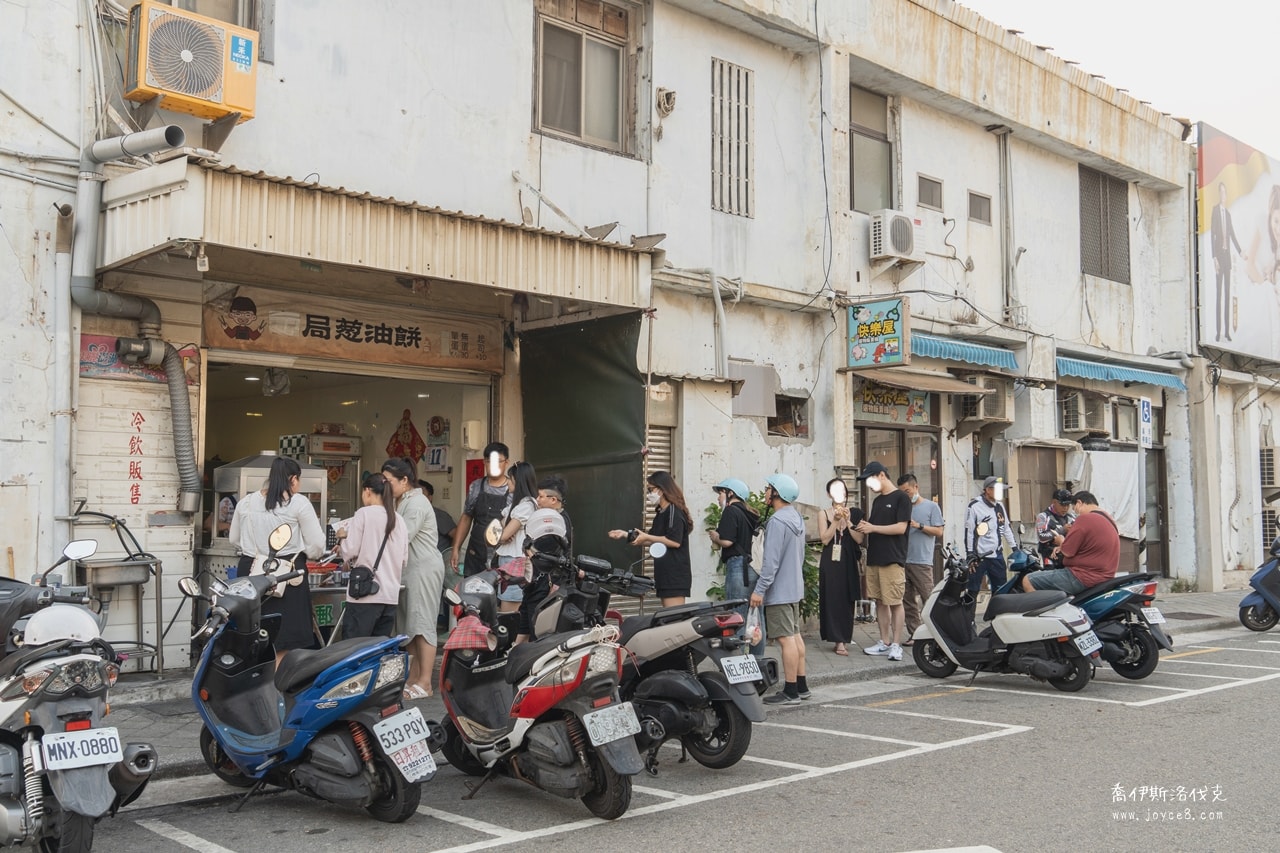 郵局口蔥油餅回程路上仍在排隊的人潮