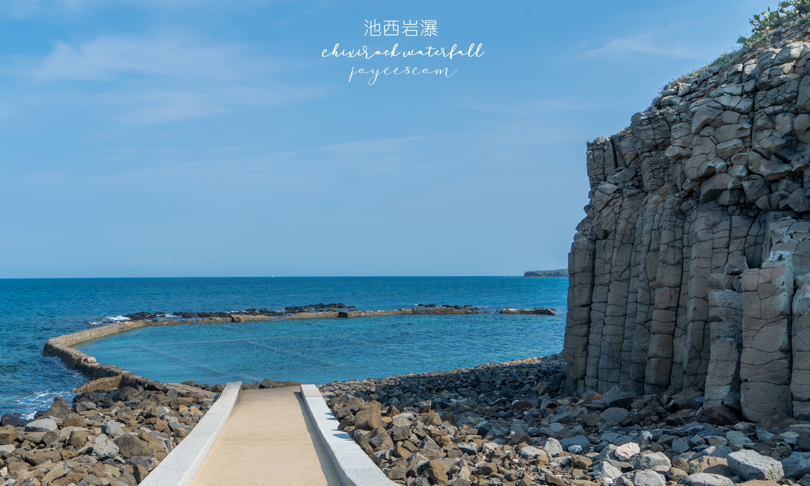 池西岩瀑(九孔瀑布)西嶼景點,潮汐限定的廢棄九孔池秘境 - 第1張圖 池西岩瀑九孔瀑布空拍全景,廢棄九孔池與柱狀玄武岩
