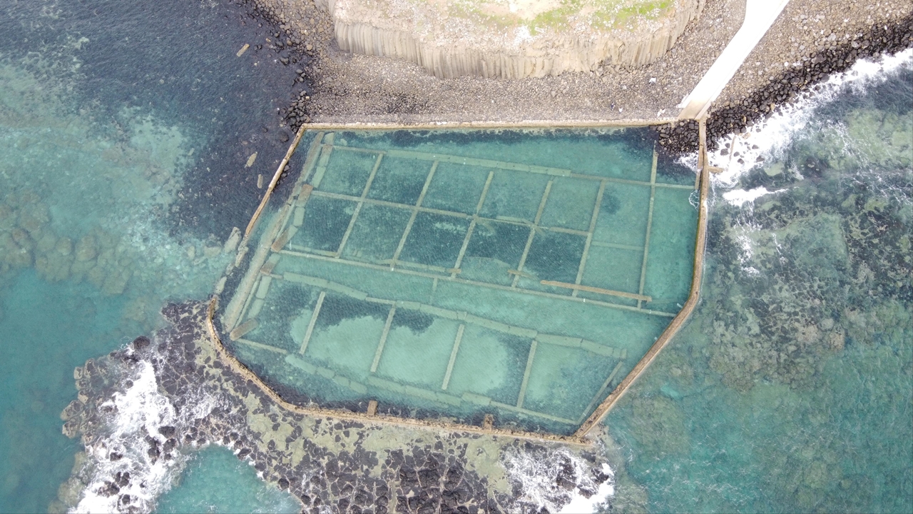 池西岩瀑(九孔瀑布)西嶼景點,潮汐限定的廢棄九孔池秘境 - 第3張圖 池西岩瀑九孔瀑布滿潮時被海水淹沒的景象