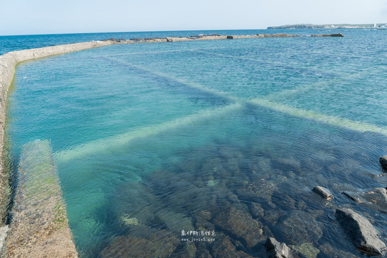 池西岩瀑(九孔瀑布)西嶼景點,潮汐限定的廢棄九孔池秘境 - 第6張圖 池西岩瀑九孔池與柱狀玄武岩合影角度