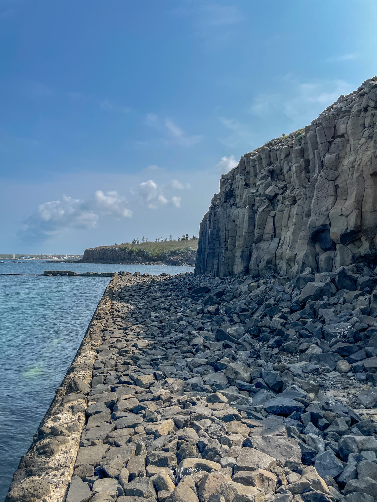 池西岩瀑(九孔瀑布)西嶼景點,潮汐限定的廢棄九孔池秘境 - 第7張圖 池西柱狀玄武岩直立岩柱特寫