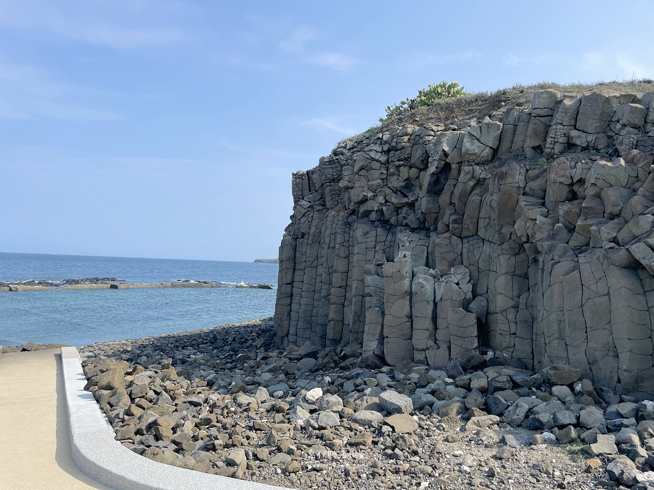池西岩瀑(九孔瀑布)西嶼景點,潮汐限定的廢棄九孔池秘境 - 第9張圖 池西柱狀玄武岩與海岸線景觀