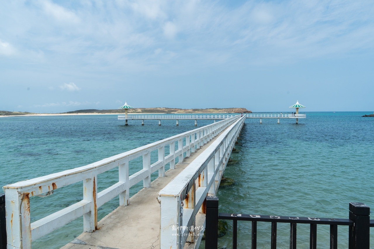小池角雙曲橋人工造景橋樑與天然湛藍海水