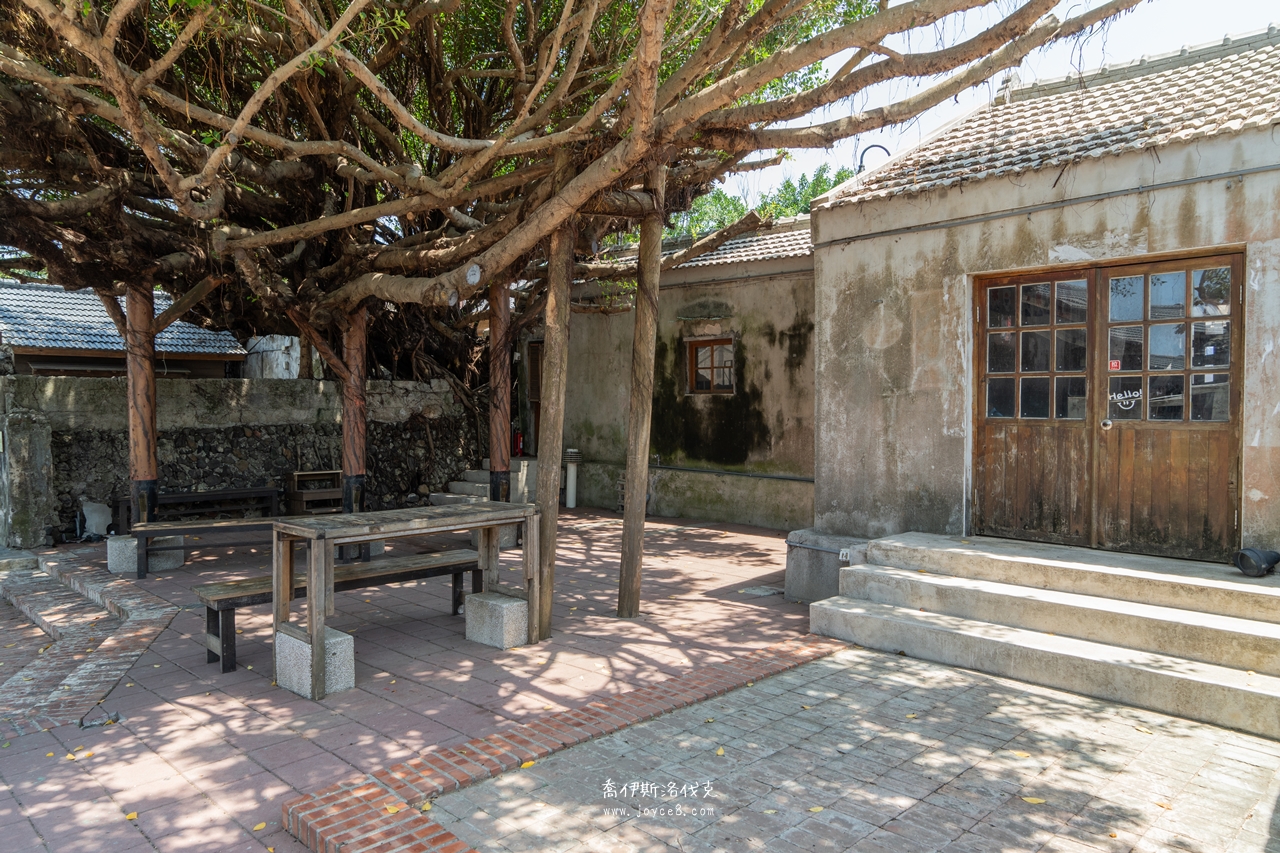 篤行十村|澎湖馬公景點,開放、停留時間與晚上還去不去得成 - 第10張圖 篤行十村老屋樹蔭咖啡座位
