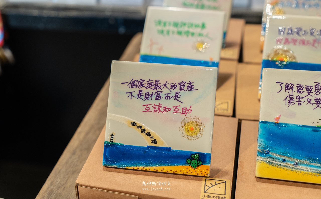 篤行十村|澎湖馬公景點,開放、停留時間與晚上還去不去得成 - 第29張圖 篤行十村石磚擺飾紀念品跨海大橋圖案