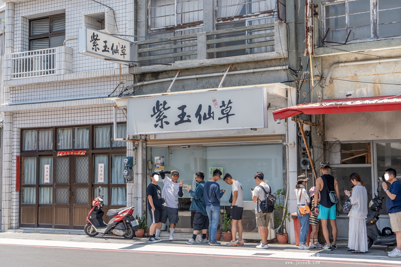 紫玉仙草|澎湖仙草冰搬新家,多種配料自選8種評價分享 - 第3張圖 紫玉仙草店外可愛旅人比YA合照