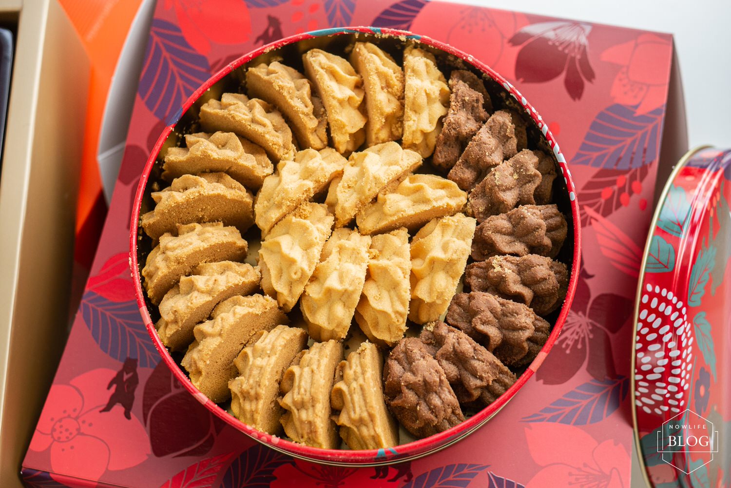 過年禮盒：鴻鼎菓子，好吃的曲奇餅乾、鳳凰酥！大紅喜氣的禮盒